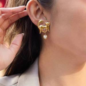 Boucles d'oreilles amusantes pour les amoureux des animaux, plaquées or 18 carats, avec breloques en forme de cœur et de chat, design ajouré, zircone brillante - Product Image 2