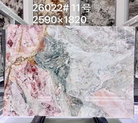 Grande dalle de marbre rose et vert naturel, finition cuir, surface anti-traces de doigts, design moderne, finition polie