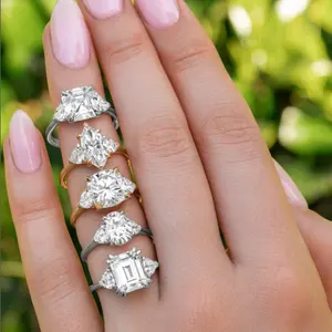 1.74 CTW Oval zamrud triliun Moissanite tiga batu pertunangan cincin 18k emas keluarga berarti selamanya