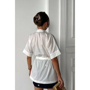 เสื้อเชิ้ตป๊อปลินสีเอครู แต่งระบายช่วงเอว แขนสั้น ติดกระดุม สำหรับผู้หญิง - Product Image 1