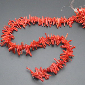 Perle di Corallo Rosso Tinto a Forma Irregolare Lunga e Sottile per Creazione di Gioielli, Collane e Bracciali - Product Image 2