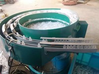 Vibratievoederbak voor balpenkappen met twee uitvoerbanen voor penassemblagemachine