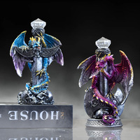 Figurine en résine de dragon peint magique enveloppé d'une épée avec base en crâne et dessus en cristal, statue pour la décoration de la maison