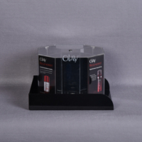 Soporte de exhibición de encimera de acrílico negro para productos de cuidado de la piel facial Diseño compacto Estante de escaparate minorista de belleza de lujo