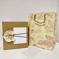 Ensemble de cadeaux de mariage éco-responsables et minimalistes personnalisés comprenant une bouteille isotherme, un peigne de massage, un masque pour les yeux, un cadeau de remerciement pour les invités