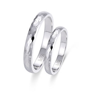 Bague de mariage en or massif 18 carats faite à la main, finition martelée brillante, design personnalisé de qualité supérieure pour un style simple et classique pour les mariages en duo - Product Image 1