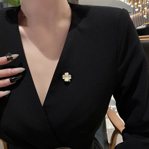 1 pièce Broche tendance petite en forme de nœud pour femme, en métal, épingles de revers de sécurité anti-reflet, accessoires de vêtements pour pulls - Product Image 4