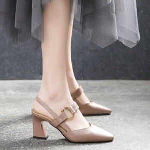 Nouvelles sandales d'été 2026 pour femmes à bout ouvert et bride arrière, talon carré épais, chaussures décontractées en cuir tendance, vente en gros - Product Image 1