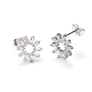 Orecchini a Perno a Forma di Fiocco di Neve per Donne, Gioielli Minimalisti per Uso Quotidiano, Vendita all'Ingrosso - Product Image 6