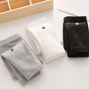 Pantalon de montagne noir pour bébés et enfants, pantalon de style Harem et pantalon à nouer en plastique pour bébés, disponible en ligne chez la boutique de gros - Product Image 2