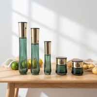Lot de cosmétiques en verre écologique et recyclable avec bouchons à vis, pots à lotion et crème sérigraphiés pour l'emballage de produits de soin de la peau