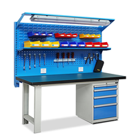 Banc de travail d'assemblage en usine avec armoire à outils, panneau perforé en acier, tiroir verrouillable et éclairage de travail LED