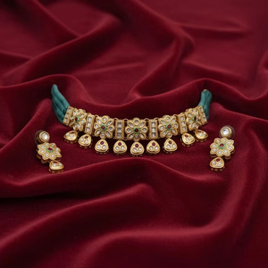 Boucles d'oreilles fantaisie en or poli de haute qualité, design antique, fusion, bijoux de soirée pour tenues traditionnelles et modernes - Product Image 1