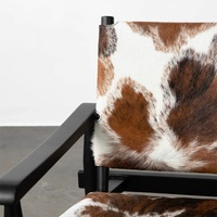 Fauteuil d'appoint moderne pour salon avec accoudoirs, structure en bois massif noir et revêtement en cuir de vachette