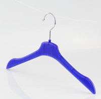 Cintres en plastique polyvalents pour vêtements adultes, durables, personnalisables avec logo et couleur, pour boutiques de vêtements de marque