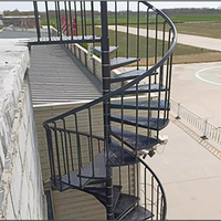 Escalier en bois blanc en spirale avec balustrade et garde-corps design dédiés
