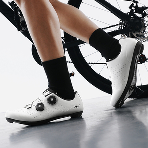 Chaussures de cyclisme sur route auto-bloquantes, respirantes, légères et anti-humidité avec <span class=keywords><strong>semelle</strong></span> en fibre de <span class=keywords><strong>carbone</strong></span> pour la course et le VTT - Product Image 4