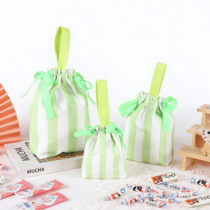 Sac cadeau réutilisable en toile avec cordon de serrage, rayures colorées, logo personnalisé, idéal pour l'emballage de détail et les cadeaux d'événements - Product Image 6