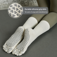 Chaussettes de Pilates antidérapantes à cinq doigts avec logo personnalisé, en coton doux, chaussettes de yoga à grip, fabrication OEM ODM, faible MOQ 30 paires