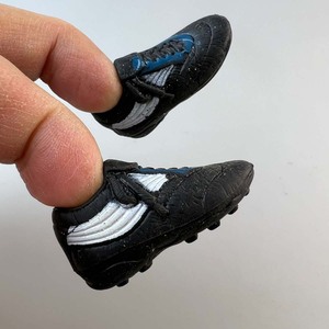 Minik futbol Cleats minyatür futbol ayakkabısı modeli 1:12 ölçekli bebekler aksiyon figürleri için hediye Mini futbol ayakkabısı özelleştirme - Product Image 1