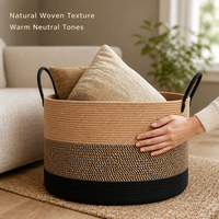 Panier de rangement en corde de coton avec design tressé noir et marron, poignées de transport pour l'organisation des couvertures dans le salon