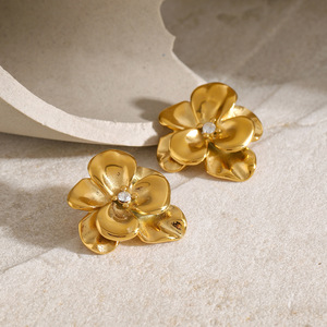 Pendientes de Flor con Cristal en el Centro, Chapados en Oro de 18k, Acero Inoxidable, Diseño Vintage Elegante - Product Image 4