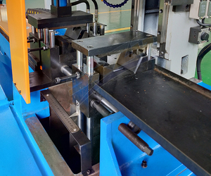 Scie à ruban Machine de <span class=keywords><strong>découpe</strong></span> de tube de tuyau CNC en métal entièrement automatique en <span class=keywords><strong>acier</strong></span> à profil d&amp;#39;angle de 45 degrés - Product Image 5