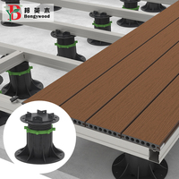 Piédestaux en plastique surélevés réglables imperméables et résistants aux UV de système de plancher de Wpc