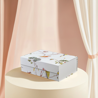 Boîtes cadeaux pliables de luxe personnalisées Aimant blanc à rabat gaufrage estampage ruban noir Aimant blanc de luxe personnalisé plastification mate