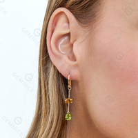 Anting-anting Gemnel Statement Link Drop Earrings dengan warna emas mengkilap dan liontin batu oranye dan hijau, model anting kait.