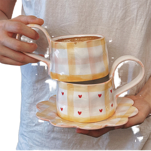 Atacado Bonito Mão Desenhada Xadrez Coração Caneca De Cerâmica Grande Orelha Irregular Copos De Café Criativos Placas De Sobremesa Design Minimalista - Product Image 1