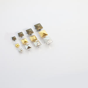 100個四角いピラミッド爪4爪真鍮素材リベットビーズ革装飾用スパイク服靴バッグ - Product Image 5
