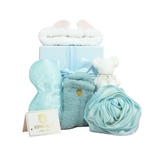 Ensemble cadeau de spa de luxe pour femmes avec pantoufles en peluche, peignoir, masque pour les yeux et ours en peluche en bleu menthe - Product Image 1