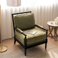 Fauteuil Bobbin avec structure en bois massif tourné, velours vert olive, garniture cloutée, accent vintage pour salon et chambre à coucher