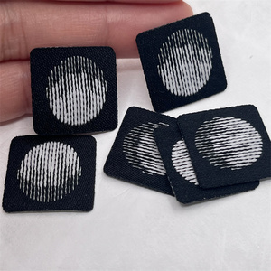 Etiquetas personalizadas para el cuello, etiquetas tejidas con nombre y logotipo, etiquetas para coser en la ropa con tecnología NFC. - Product Image 4