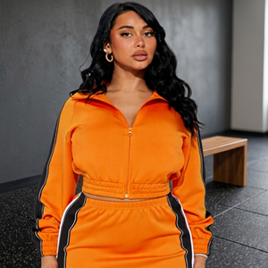 Ensemble de survêtement deux pièces OEM pour femmes : veste zippée, crop top et mini-jupe, avec logo personnalisé, également disponible pour hommes - Product Image 3