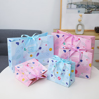 Sac cadeau en papier avec logo personnalisé, motif ciel étoilé et planètes, ruban en satin, nœud, sac en papier cartonné blanc pour cadeaux de fête et emballages cadeaux