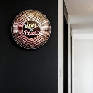 Reloj de Pared Abstracto de Vidrio Convexo Morado de 14 Pulgadas, Elegante y Estético, Ideal para Salas de Entretenimiento, Discotecas o Arcades con Iluminación de Neón - Product Image 3