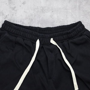 Pantalones cortos de punto casuales para hombre con logotipo personalizado, color negro sólido, lavado ácido, efecto desgastado por el sol, con cordón y bolsillo con cremallera. - Product Image 5