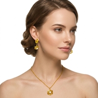 Parure de bijoux Novirassine élégante en acier inoxydable plaqué or 18 carats avec pendentif fleur creuse et perle, collier et boucles d'oreilles pendantes pour femme