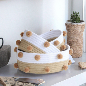 Cesta de Algodón Tejida Plegable Pequeña Rosa y Blanca con Pompones para Maquillaje, Toallas y Regalos, Ideal para Sala de Estar - Product Image 3