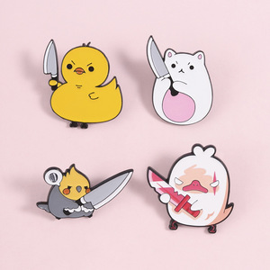 Precio al por mayor de fábrica: Broches de metal de animales con diseño de pato y gato divertidos y lindos con cuchillo, de esmalte suave, para mochilas y ropa - Product Image 5