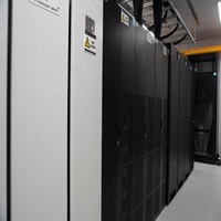 Centre de données préfabriqué ODM avec refroidissement en-rangée, 12 baies de serveurs 42U, capacité informatique de 200 kW, certifié CE ISO pour les filiales bancaires
