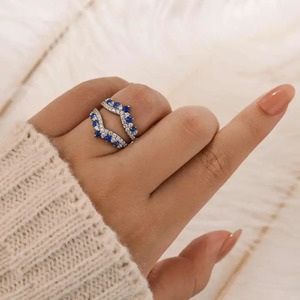Bague de mariage tendance en plaqué or blanc et jaune pour femme, avec moissanite 925 taille brillant et pierres bleues et blanches, style éternité complète - Product Image 3