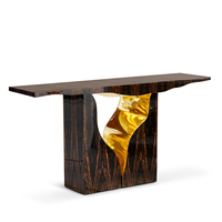 Console contemporaine inspirée des formations karstiques, en placage d'ébène de Macassar, avec finition extérieure en laiton poli et intérieur moderne, pour couloir.