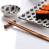 Ensemble de sushi en céramique de style japonais noir, comprenant 2 assiettes à sushi et 2 bols à sauce
