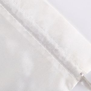 Bolsa de Cosméticos Grande Personalizada de Satén Blanco con Cordón de Seda - Product Image 3