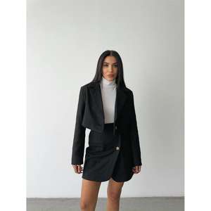 Ensemble veste courte en cachemire noir et jupe courte à boutons pour femme - Product Image 4