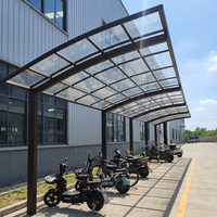 Abri de voiture en aluminium au profil élégant, toit en polycarbonate cintré personnalisé, résistant au vent, pour les distributeurs et les allées résidentielles