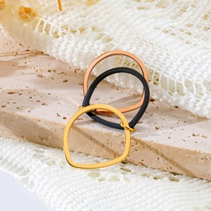 แหวนสแตนเลสสตีลแบบซ้อนสีสามเฉด-ชุบทอง 18K ดีไซน์ตัดกันสีดำ/ทอง/โรสโกลด์ สไตล์หรูหราเฉพาะตัวสำหรับใช้ในชีวิตประจำวัน - Product Image 1